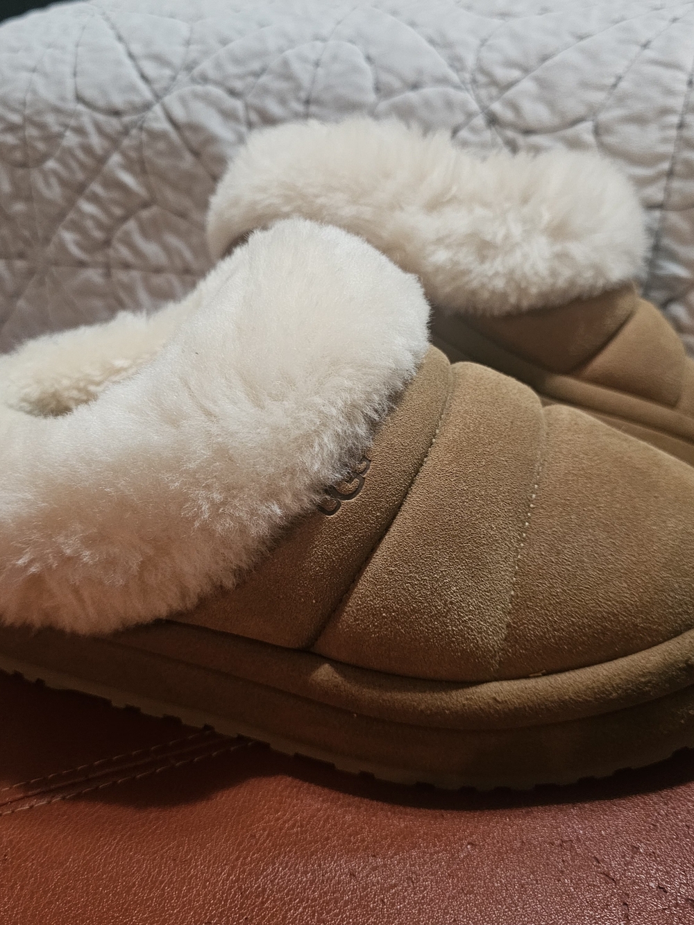 UGG Tazzlita platform slippers in chestnut suede feature a plush Size 4 Youth
